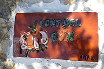 Detalle de la losa de cerámica de la fuente del Boix, junto al camino.