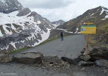 Unas rocas barran el acceso a una carretera destrozada. Estamos en el collado de Tentes.