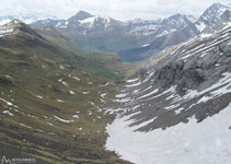 Otra posible ascensión es desde Gavarnie, remontando el valle de Pouey D´Aspé.