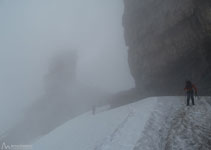 La niebla nos dificulta ver en dirección S, hacia el valle de Ordesa.
