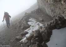 Algunos de los vivacs que encontramos están realmente bien protegidos por la pared sud de la punta Bazillac.