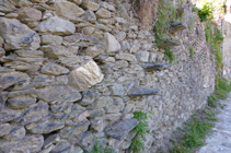 Detalle de un muro de piedra seca en Aixirivall.