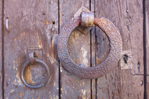 Detalle de la puerta de una casa en Aixirivall.