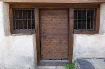 Detalle de la puerta de la iglésia de Sant Pere de Aixirivall.