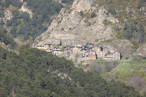 El pueblo de Fontaneda, al otro lado del valle.