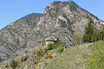 Iglesia de Sant Serni de Nagol con la sierra del Vedat al fondo.