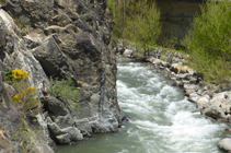 Más abajo el río se estrecha al pasar por un saliente rocoso.