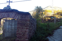 Entrada al cementerio de Llagunes e inicio del sendero.