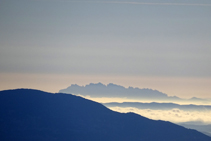 El perfil de Montserrat a lo lejos.