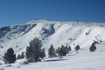 Las dos antenas destacan en la cima de la Torreta del Orri.