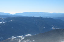 La sierra del Montsec bien visible, con el desfiladero de Terradets y el desfiladero de Mont-Rebei.