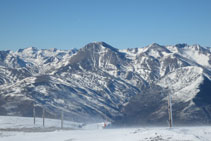 El Montsent de Pallars y las montañas de la Vall Fosca.