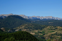 Vistas de la cara N del Cadí desde el collado de Jovell.