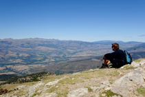 Recuperamos fuerzas disfrutando de las vistas de la Cerdaña antes de emprender la bajada.