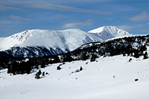 Vistas a la sierra de Airosa y el pico del Monturull o Torre dels Soldats (2.759m).