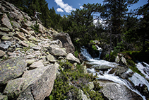 Salto de agua del río Madriu a la derecha del camino.