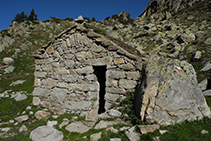 Cabaña de piedra en la cabecera del Valle del Madriu.