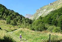 Subiendo por el valle de la Gela.