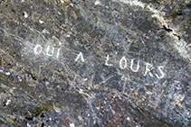 Inscripción en una roca "Oui a l´ours" -"Sí al oso"- que nos recuerda la presencia actual de este plantígrado en los Pirineos.