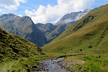 El valle se abre y nos ofrece vistas impresionantes.