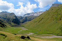 Vistas a la cabecera del valle de la Géla con la muralla de Barroude al fondo.