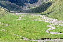 La antigua cubeta glaciar ha quedado rellena por sedimentos.