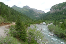 Avanzamos en paralelo al río Ara.