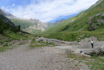 Cruzamos el río Otal.