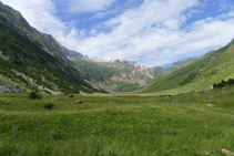 El circo de Otal y la sierra de Tendeñera al fondo.