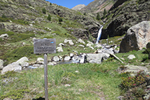 El Pontet de Rus y la cascada de Riqüerna al fondo.