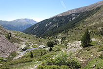 Vistas al SO del valle de Riqüerna.