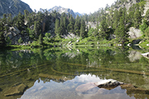 La montaña de los Tres Puis (2.608m) se ve reflejada en las aguas del lago de la Estanyera.