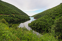 El pantano de Vallforners desde su cola.