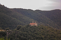 Vistas a la ermita de Sant Salvador de Terrades.