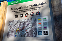 Panel con información de los paseos señalizados.