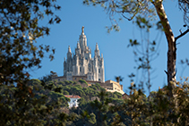 Vistas al Templo Expiatorio del Sagrado Corazón del Tibidabo.