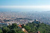 Vistas de Barcelona con el Observatorio Fabra y las torres gemelas (torre Mafre y el hotel Arts).