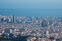 Vistas de Barcelona con la Sagrada Familia y la Torre Agbar.