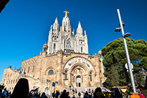 Plaza del Tibidabo, vistas al Templo Expiatorio del Sagrado Corazón del Tibidabo.