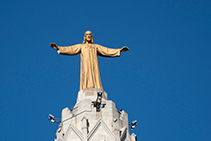 Estatua de bronce del Sagrado Corazón.