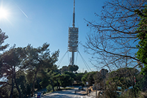 Torre de Collserola, del arquitecto Norman Foster, justo en el desvío del Camí de Sant Cugat.