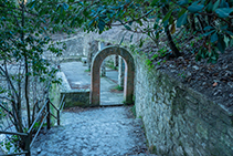 Conocido arco que precede al porche de la fuente de la Budellera.