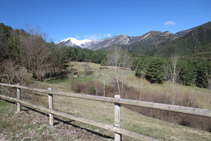 Vista del valle del Bastareny con el Comabona (2.547m) y el collado de Tancalaporta al fondo.