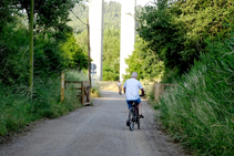 Ciclistas en la vía del Carrilet.