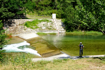 Pescadores de truchas en el río Llobregat.