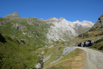 Llegando a la presa de Ossoue por la pista de tierra.