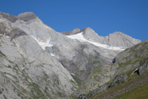 El glaciar de Ossoue y los diferentes picos del macizo del Vignemale nos dan la bienvenida.