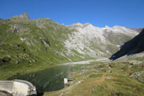 El embalse y la presa de Ossoue.