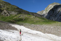 La nieve está muy presente hasta bien entrada la temporada de verano. ¡Ojo, hay que vigilar con los puentes de nieve!