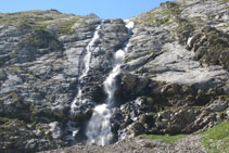 Cascada que hay antes de las Grottes de Bellevue.